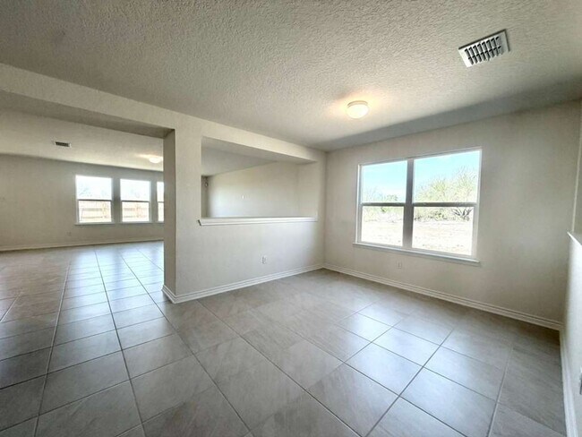 Building Photo - Modern Comfort Meets Style in Mariposa Manor