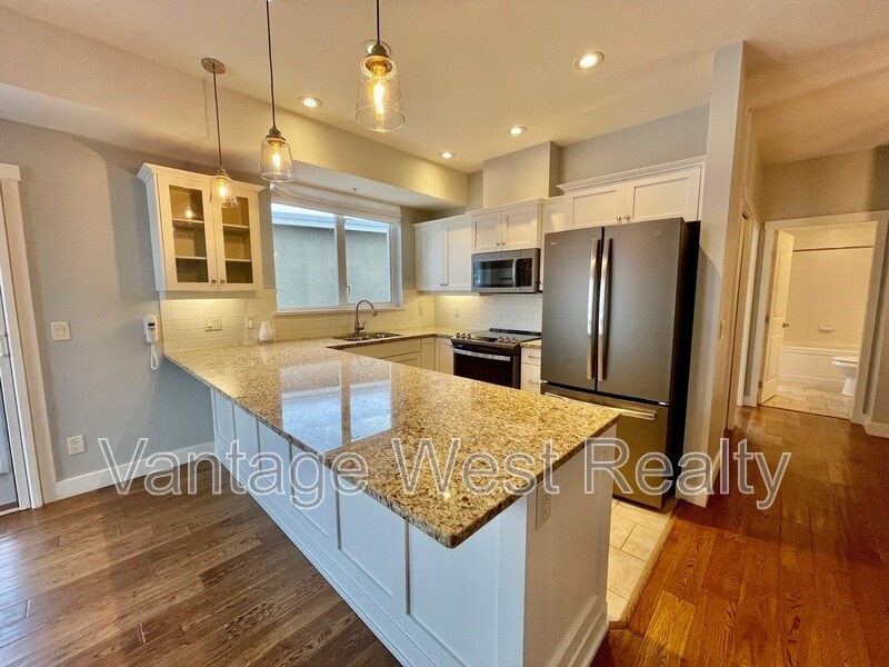 22102210 Upper Sundance Dr, West Kelowna, BC V4T 3E9 Condo for Rent