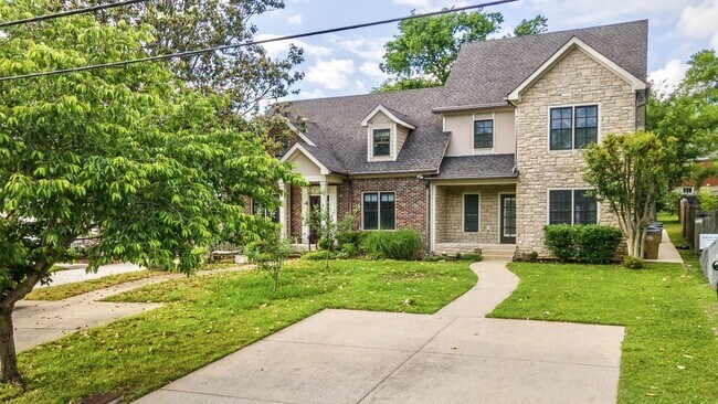 Foto del edificio - **RARE FIND IN VANDY NEIGHBORHOOD**