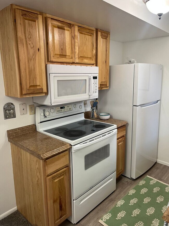 Building Photo - 2 Bedroom Condo for Rent