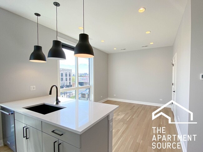 Building Photo - 1051 W Cornelia Ave