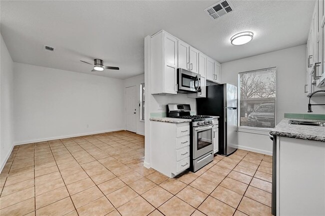 Building Photo - 910 Bret Ln