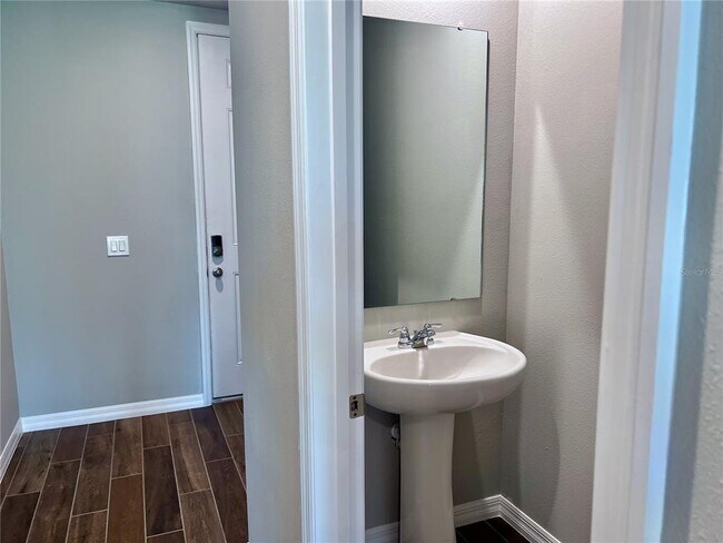 Foto del edificio - 737 Legacy Dr