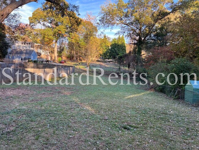 Foto del edificio - Adorable updated bungalow on a large lot in the heart of Grant Park!