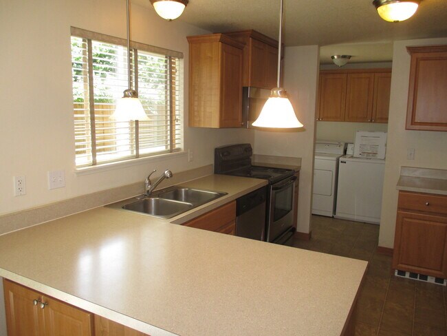 Building Photo - Beautiful Large Three Bedroom Home in South Salem