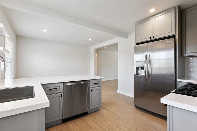 Building Photo - 5454 San Vicente Blvd