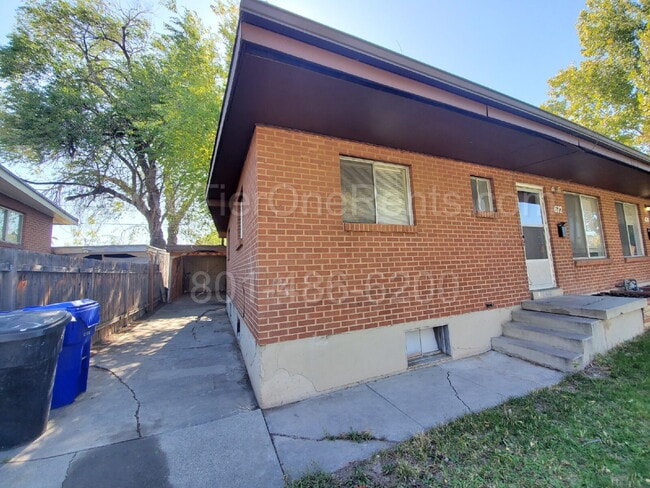 Building Photo - NO DEPOSIT option available for qualified ...