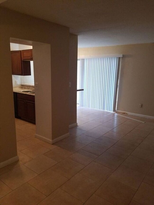 Building Photo - FREE RENT - Updated 2/1 in Arlington