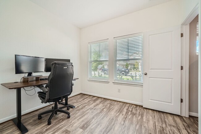 Foto del edificio - 434 Windy Reed Rd