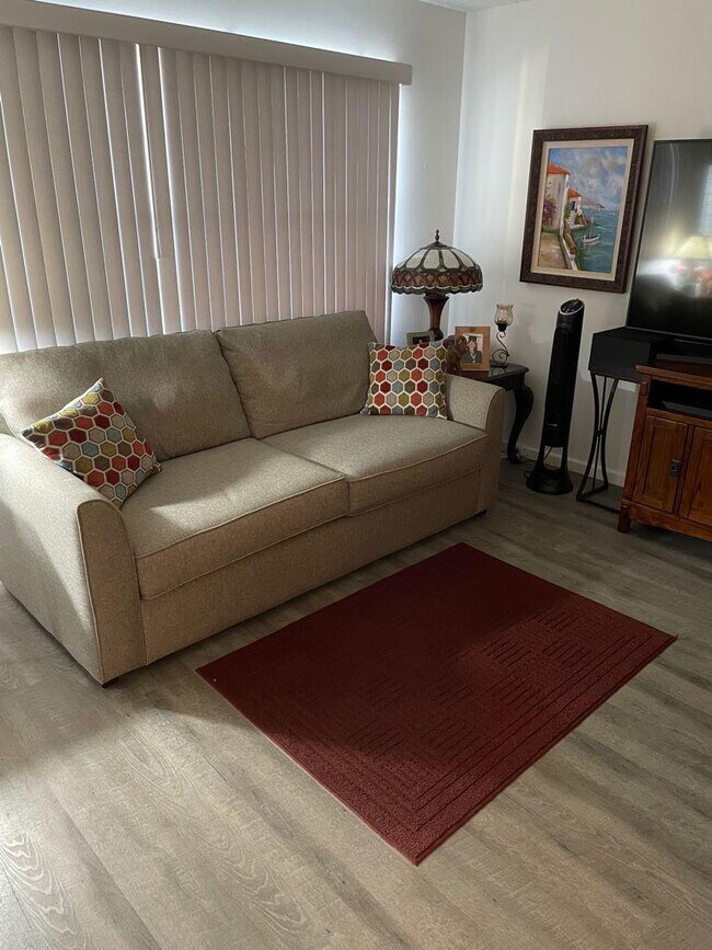 Building Photo - 2052 Cornwall C