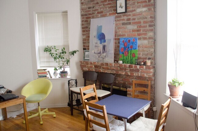 Foto del edificio - Dupont Prime Location Tree-Lined Corcoran St & 17th 1 bed 1 bath Condo UTILITIES INCLUDED.