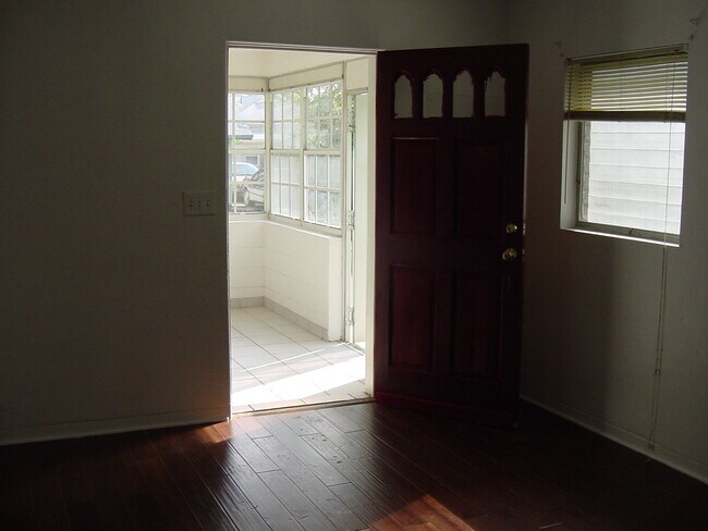Foto del edificio - 725 Jackson St N