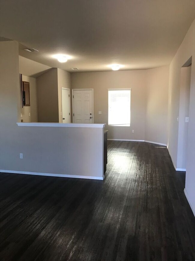 Building Photo - 811 Monarch Way