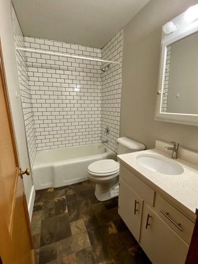 Building Photo - Spacious 4 bed 2 bath ranch home with two ...