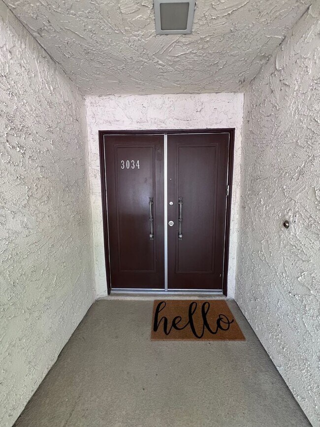Building Photo - MARVELOUS 3 BEDROOM TOWNHOME WITH 2 CAR GA...