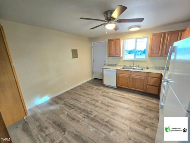 Building Photo - Stunning Remodeled One Bedroom Apt!