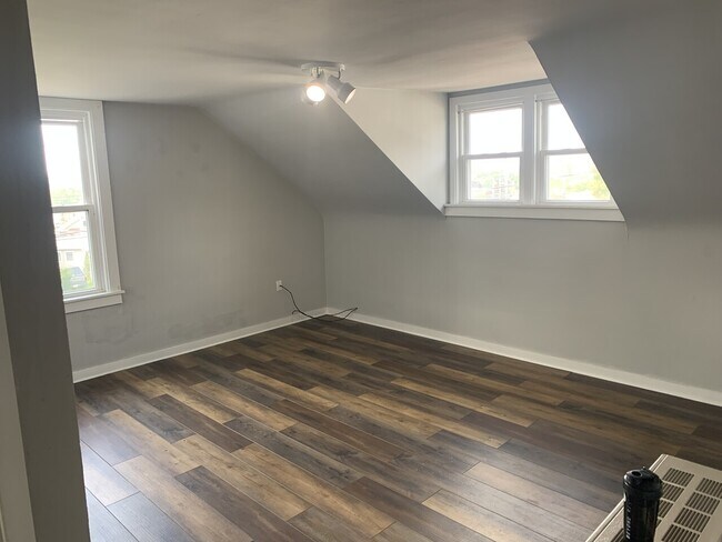 Foto del edificio - 529 E 33rd St