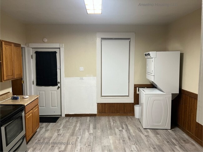 Kitchen with Washer and Dryer - 508 Jasper St