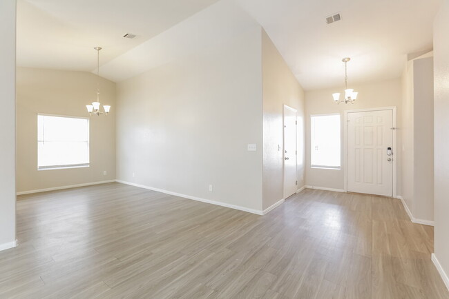 Building Photo - 541 Vantage Ave