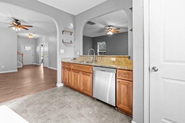 Foto del edificio - Spacious 4-Bedroom Home with First-Floor S...