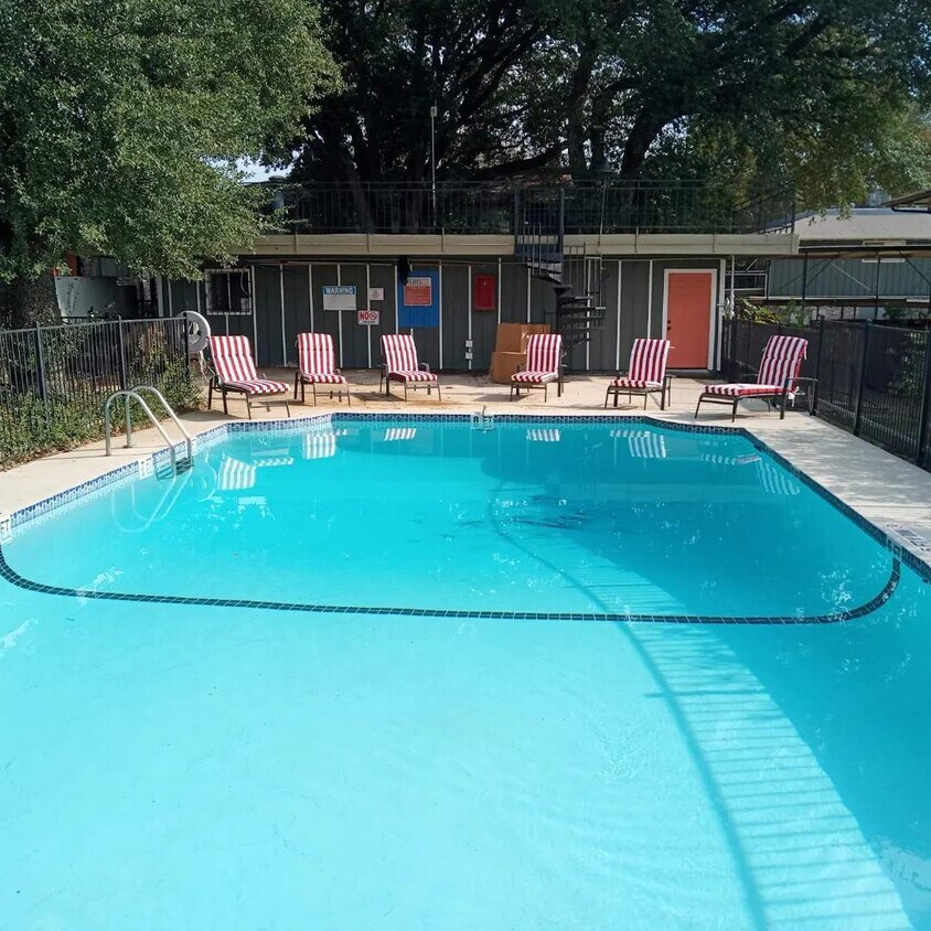 The Flats at Oak Hill Apartments in San Antonio, TX