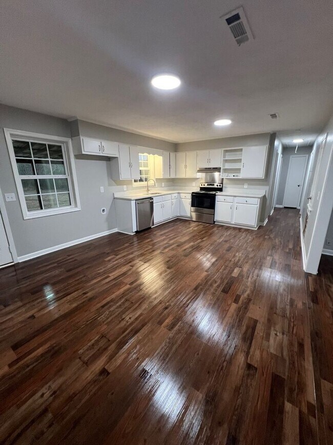 Building Photo - Renovated 3 Bedroom 1.5 Bath Home on 1.5 Acres!