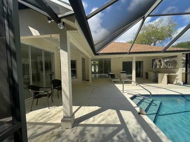 Large screened lanai and summer kitchen. - 912 N Griffin Shores Dr