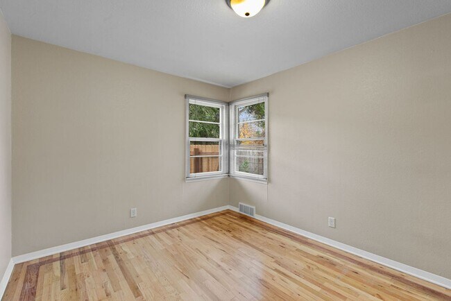 Foto del edificio - 3 Bedroom Ranch with a 4th room that can b...