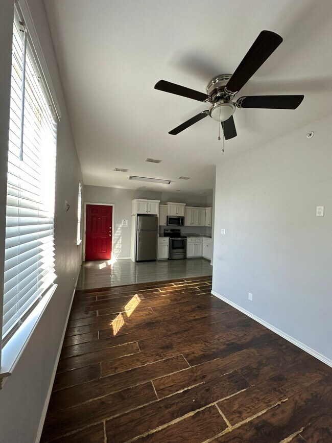 Building Photo - 409 E Ebony Ave