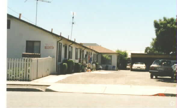 Foto del edificio - 1034 Di Giulio Ave