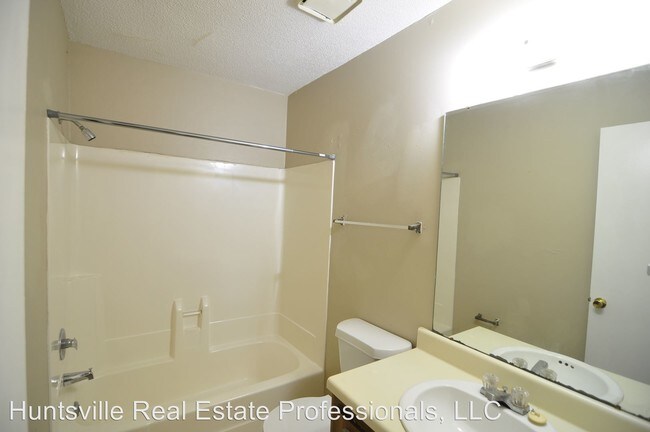 Building Photo - 12104 Carriage Ct SE