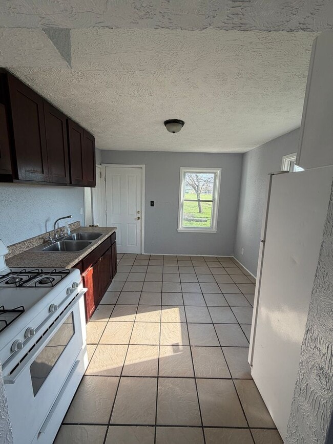 Building Photo - 863-863 N Central Dr