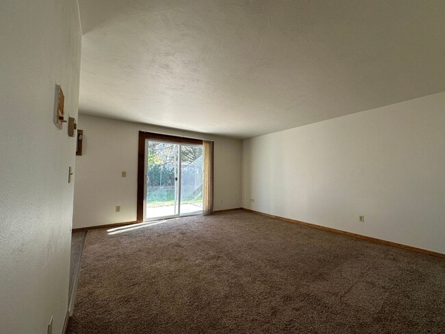 Building Photo - Noble Estates |||