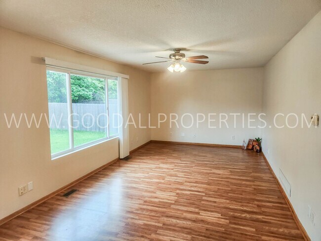 Foto del edificio - Beautiful 3 Bedroom 2.5 Bath Home in West ...