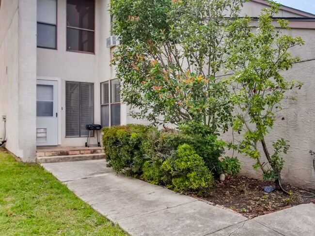 Building Photo - 3BR/2 Bath duplex in San Antonio