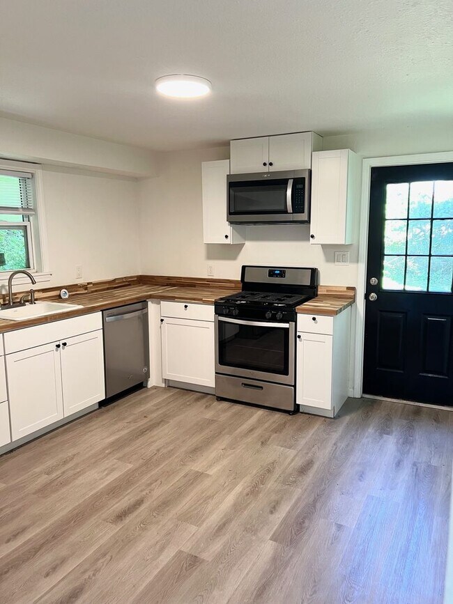 Building Photo - Fully remodeled 4 bedroom, 1.5 Bathroom in...