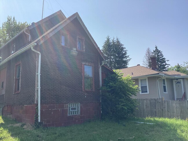 Building Photo - 922 Dean Ave