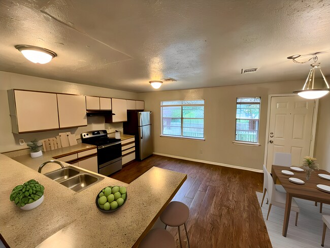 Building Photo - 2bed/2.5 bath condo close to downtown