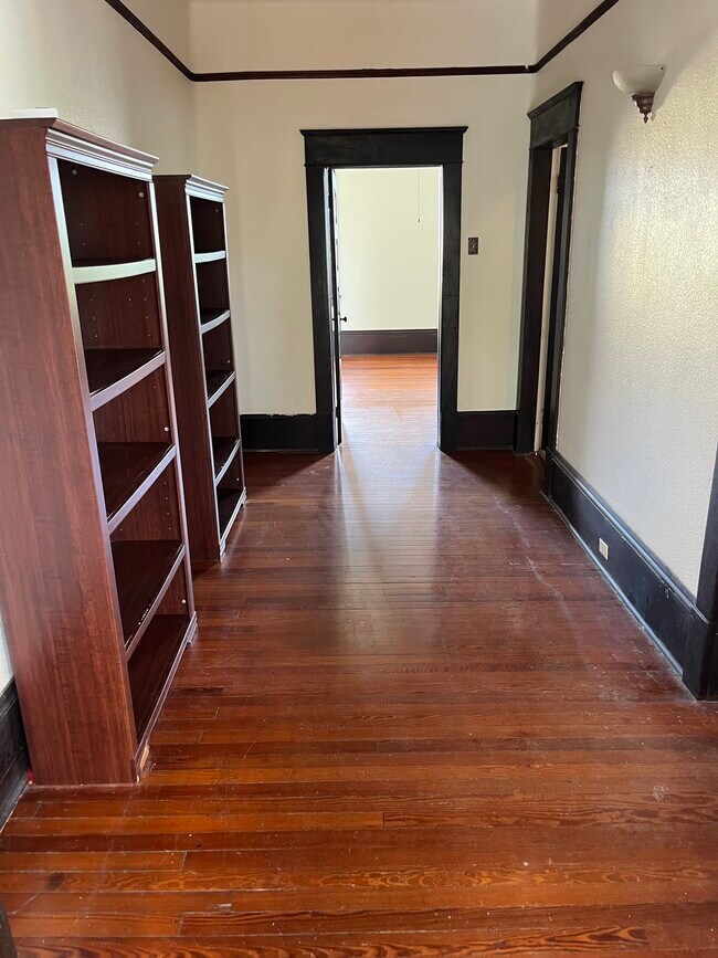 PASILLO - 5010 Bienville St