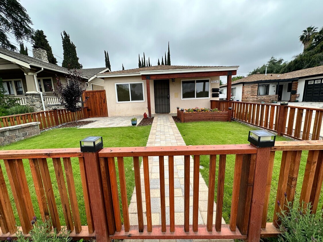 Primary Photo - Cute and Cozy Ranch Style Home near the He...