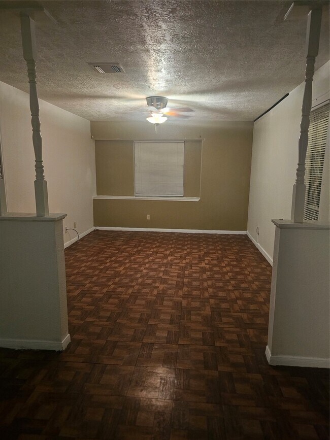 Building Photo - 4011 Alshire Dr