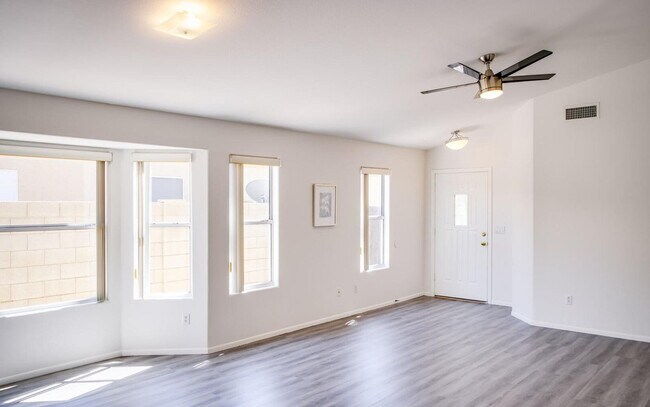 Foto del edificio - 4366 E Hartford Ave