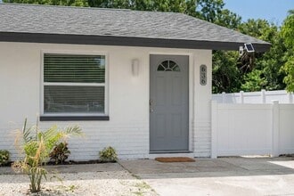 Building Photo - 636-638 Lake Palms Dr