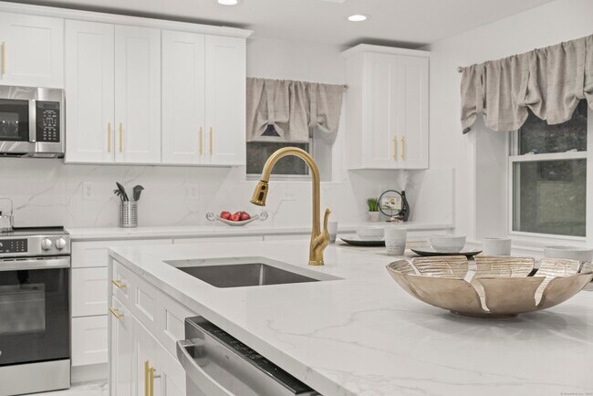 Building Photo - 45 Westledge Rd