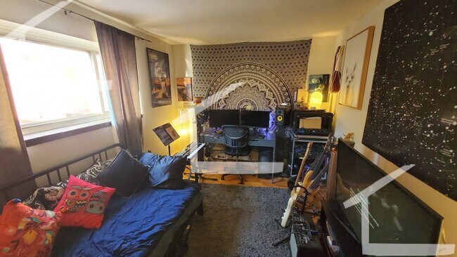 Foto del edificio - Allston 2bed available December 1st, no broker fee heat and hot water included