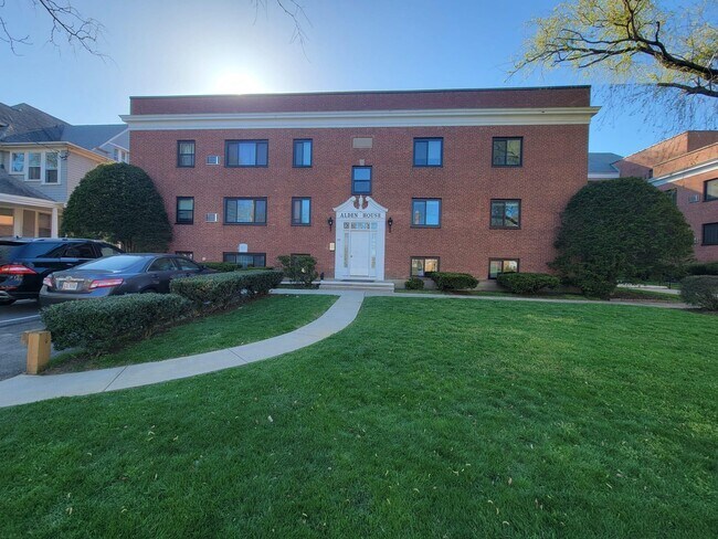 Building Photo - 578 Whitney Ave