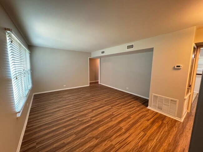 Building Photo - Welcome to this charming 3-bedroom, 1.5-ba...