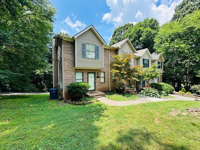 Newly Remodeled Townhouse: Modern Comfort in a Wooded Retreat - Newly Remodeled Townhouse: Modern Comfort in a Wooded Retreat