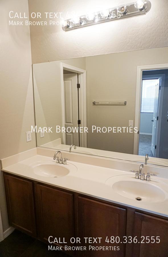 Building Photo - 1850 E Dubois Ave