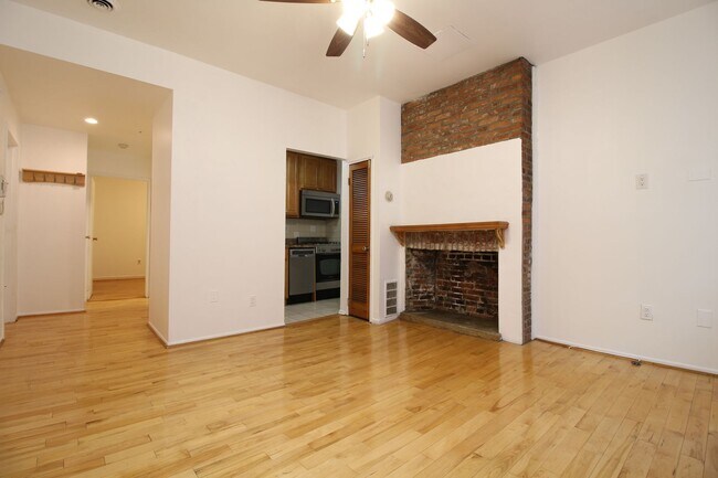 Foto del edificio - Beautiful 1 BR w/ Decorative Fireplace